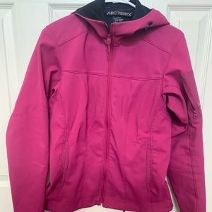 Arc’teryx women’s jacket size M in magenta